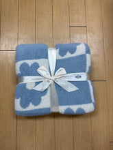 Load image into Gallery viewer, Fuzzy  Flower Blanket
